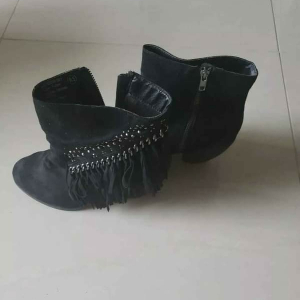 Not rated womens black suede Fringe heel close to Bootie size 9.5